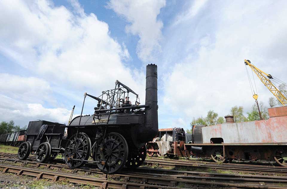 "Благодаря железным рельсам паровозы стали передвигаться по маршрутам и к угольным шахтам, которые поддерживали работу стационарных двигателей локомотивов".