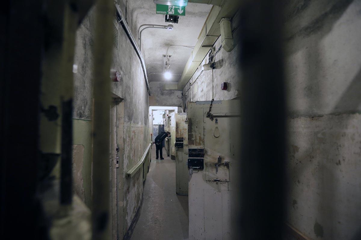 Вскоре после того, как КГБ взял здание под свой контроль, на первом этаже и в подвале были сооружены тюремные камеры и комнаты для допросов. 