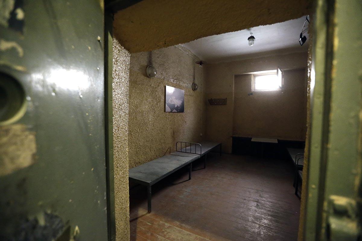 Так выглядит одна из тюремных камер. В общей сложности в здании находилось 44 тюремные камеры со 175 нарами. Когда количество заключенных возрастало, камеры зачастую были переполнены. Иногда, в камере на 36 заключенных приходилось всего 6 нар.