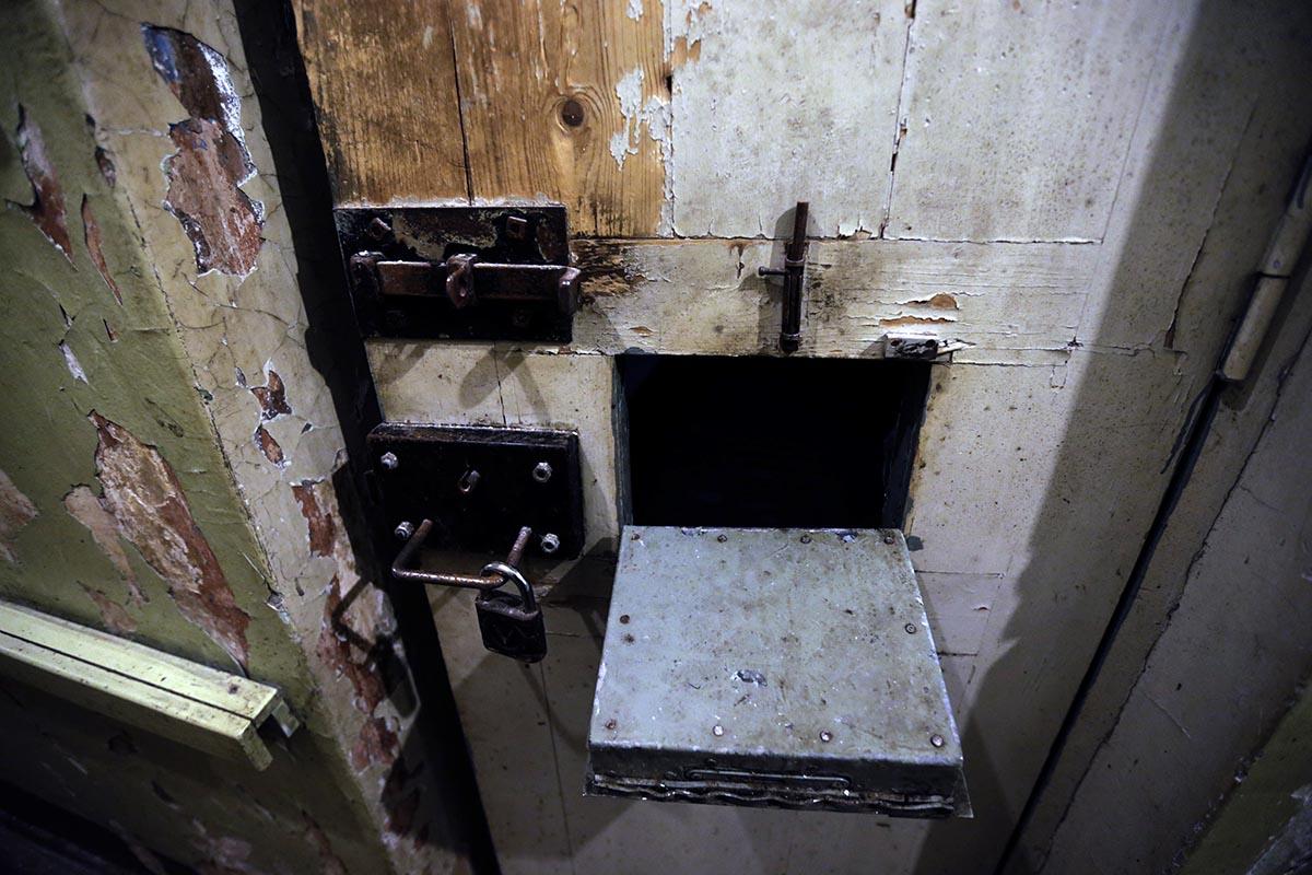 Так выглядит одна из тюремных дверей камеры.