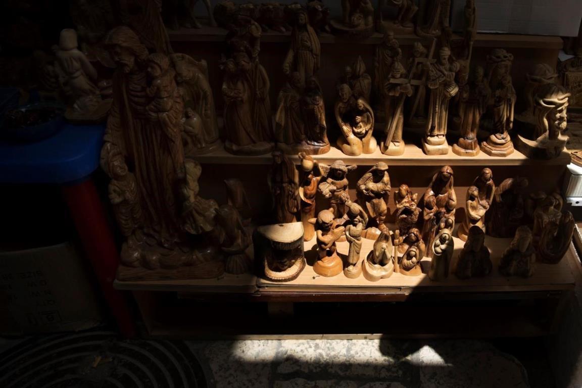 В магазинчиках на Виа Долороза на продажу выставлены религиозные сувениры.
