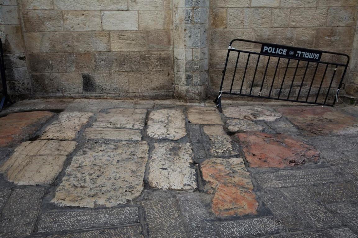 Тротуарные плиты на улице Виа Долороза заложены еще с римских времен. Это место является одним из немногих мест вдоль Виа Долороза, где проложены оригинальные камни, возраст которых насчитывает 2000 лет. 