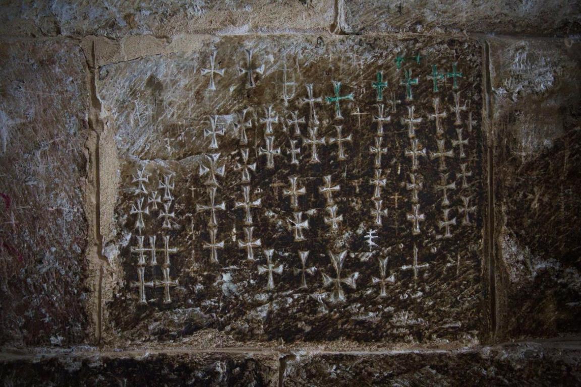 Многовековые кресты, возможно, начиная со времен крестовых походов, высечены в стене внутри Храма Гроба Господня.