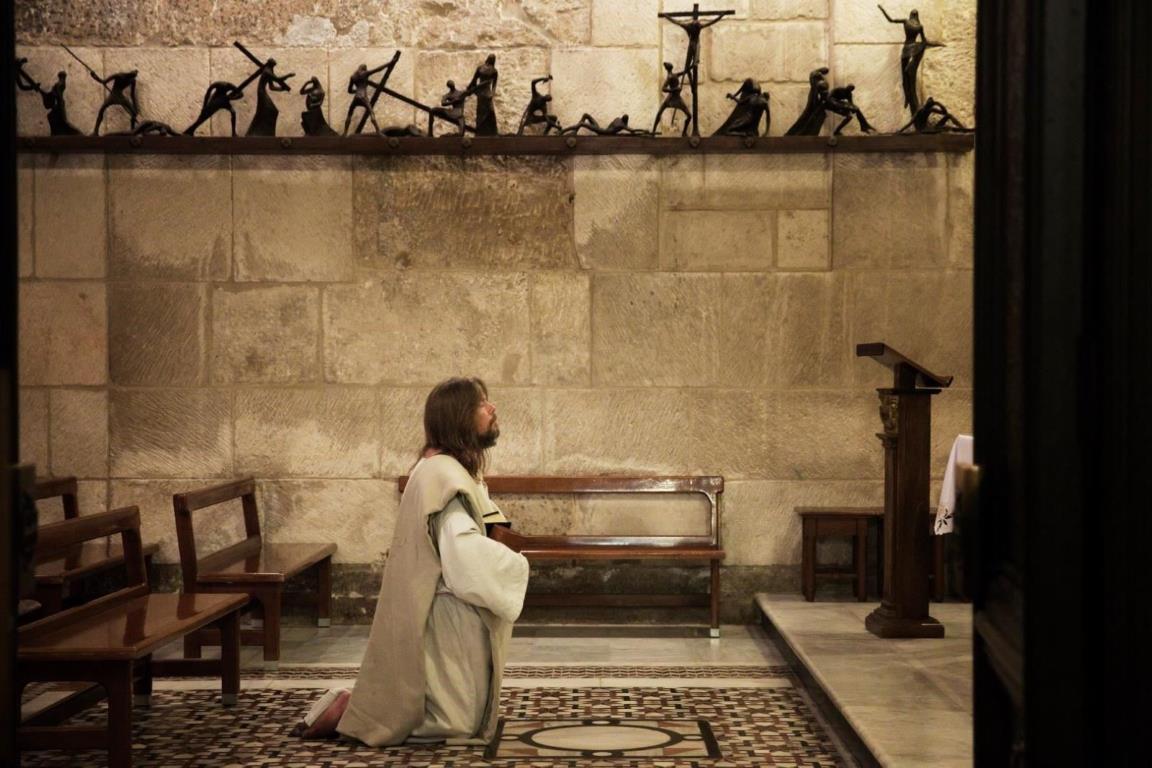 Паломник молится внутри церкви Святой Марии Магдалины вблизи Храма Гроба Господня в Старом городе Иерусалима.