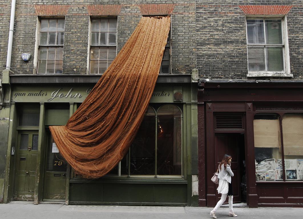 Сотни метров кукольных волос каскадом вьются из окна галереи "Riflemaker", являясь частью творчества французско-алжирского художника Элис Андерсон (Alice Anderson) в Лондоне.