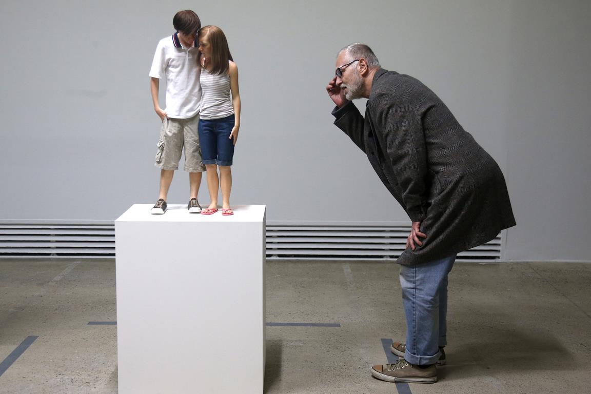 Посетитель смотрит на скульптуру под названием "Молодая пара, 2013" (англ. Young Couple, 2013) Рона Мьюека (Ron Mueck) в Fondation Cartier pour l'Art Contemporain в Париже.