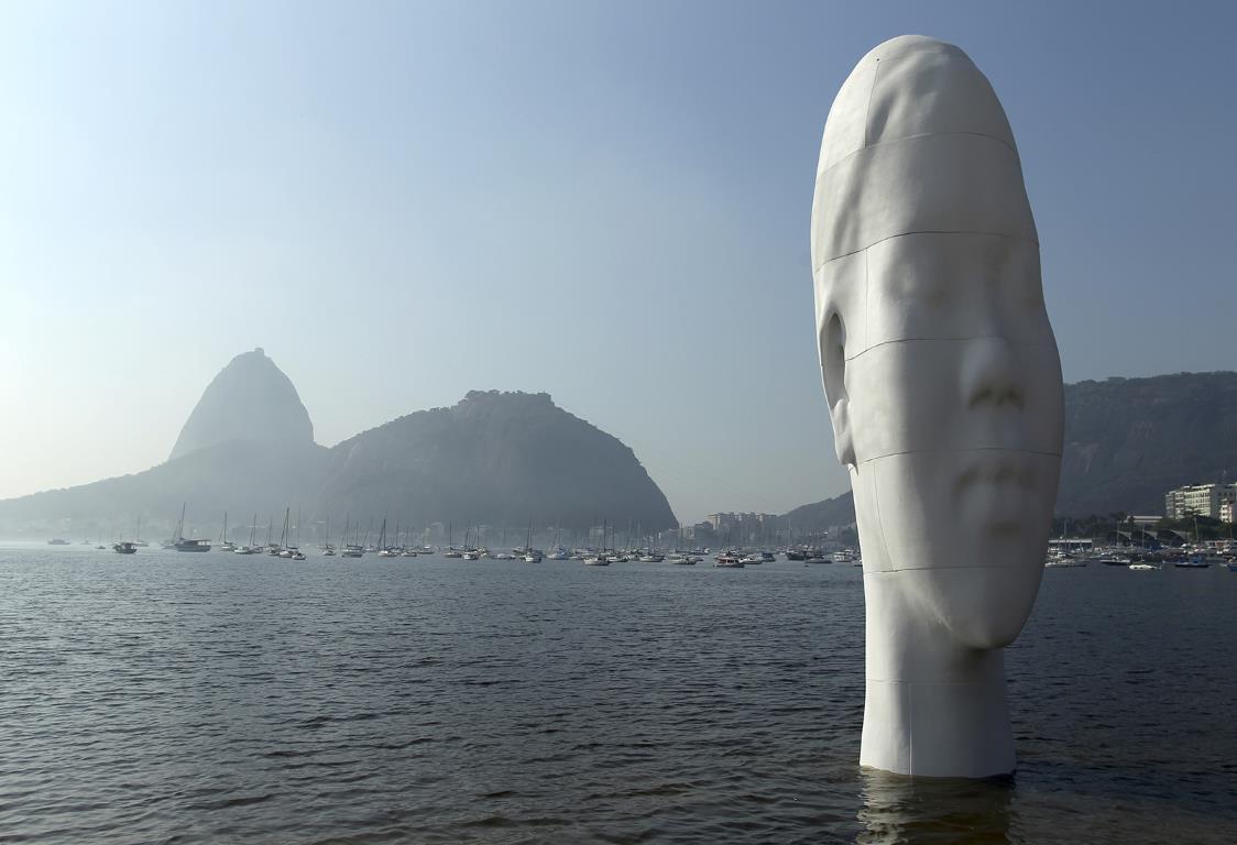 Скульптура под названием "Awilda" установленная на берегу пляжа Ботафого в Рио-де-Жанейро.