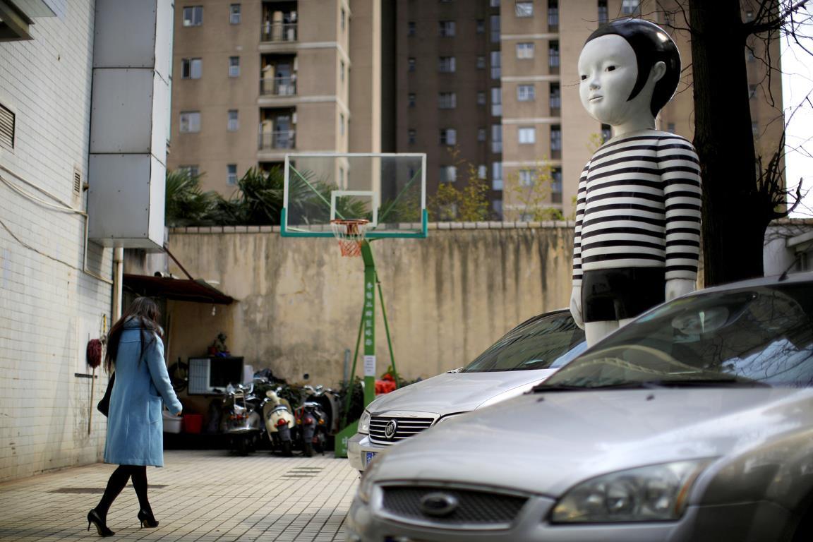 Гигантского мальчика-куклу видели на парковочной площадке в центре Шанхая.