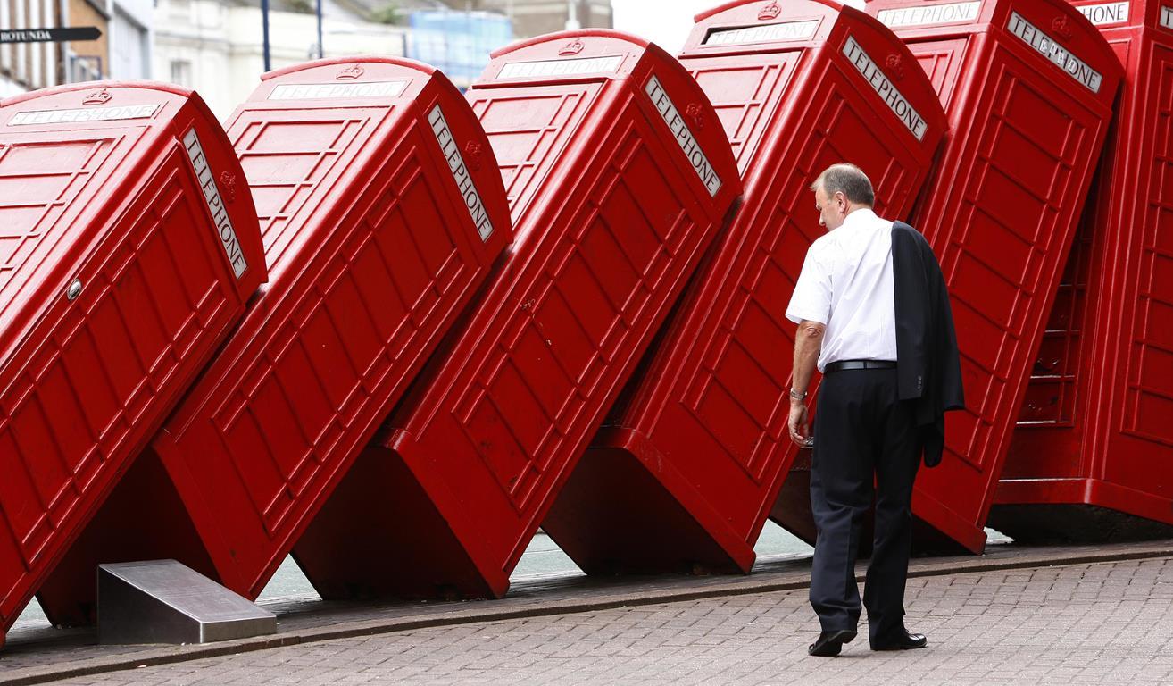 Произведение художника Дэвида Маха (David Mach) под названием "Не в порядке" (Out of Order) показывает ряд традиционных английских красных телефонных будок в Кингстоне, к югу от Лондона.