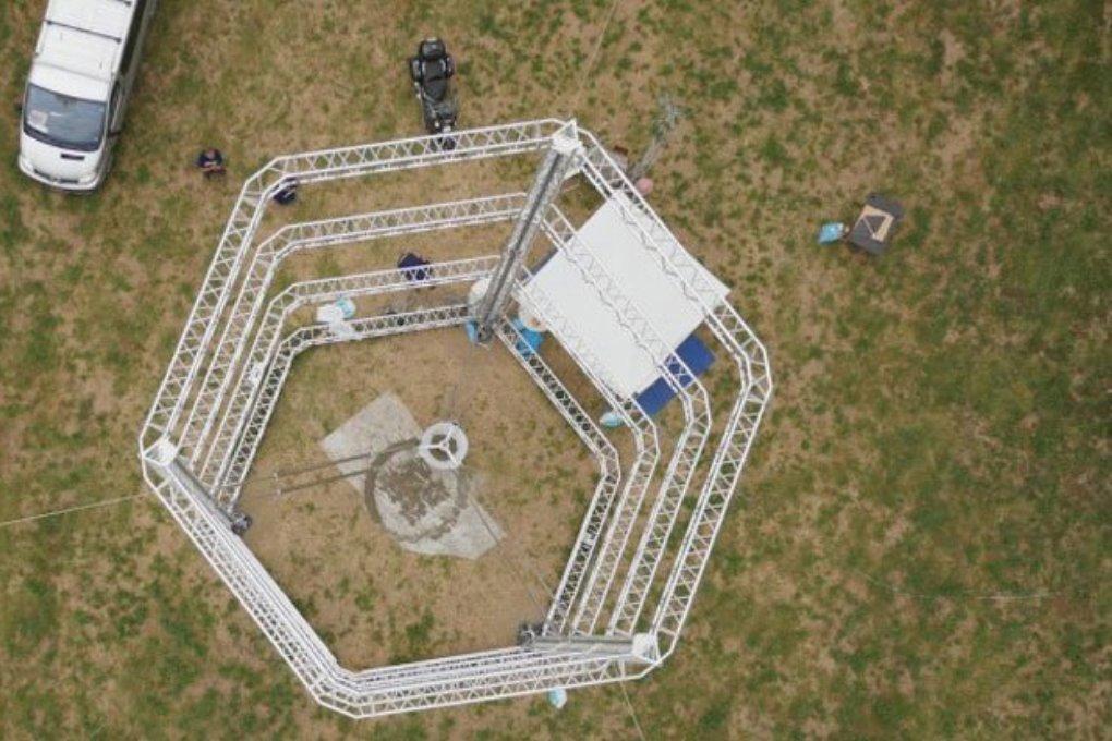 Огромный 3D-принтер печатает дома из глины