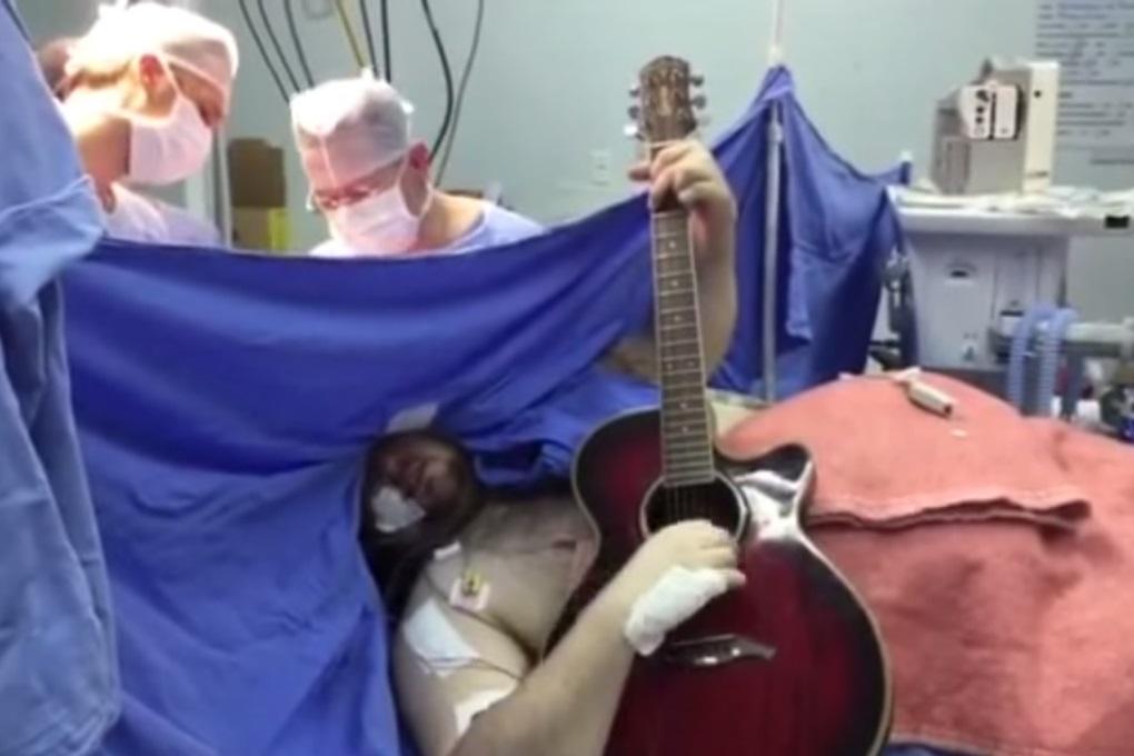 Пока мужчине оперировали мозг, он играл на гитаре
