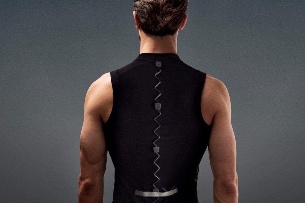 Изобретена «умная» футболка, облегчающая боли в спине
