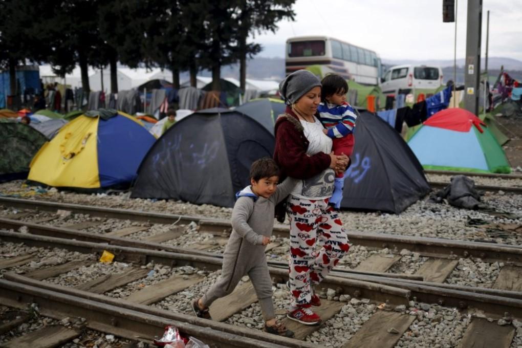 Греция переводит мигрантов в укрытые лагеря